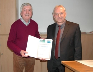 TSV-Vorsitzender Roland Eisenhuth erhielt bei der Jahresversammlung aus den Händen von Ehrenamtsbeauftragten Peter Kleinhans den Ehrenamtspreis 2015 des Bayerischen Fußballverbandes.