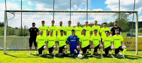 „Mannschaftsfoto vom letzten Heimspiel gegen den SV Mistelgau 2. stehend von links: Philipp Rudrof, Max Geßlein, Lukas Heisler, Felix Breitbach, Hannes Brendel, Andreas Hüttl, Lutz Meyer, Jannik Hacker, Nicolas Hones, Trainer Simon Krauß, knieend von links: Lukas Möhring, Jan Schöne, Pascal Bezold, David Kobes, Philip Renz, Paul Wiedemann, Jonathan Krauß, Mike Tiedemann