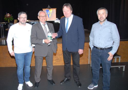 Mit Roland Eisenhuth wurde der bisher Dienstälteste Vorsitzende in der 113jährigen Vereinsgeschichte des Turn- und Sportverein (TSV) Obernsees zum Ehrenvorsitzenden ernannt.